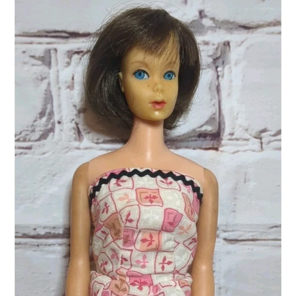 Vintage Barbie Brunette Hair Fair On Standard Straight Leg Body‎